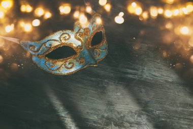 Şık mavi ve altın Venedik, mardi gras maskesi siyah arka plan üzerinde görüntü.