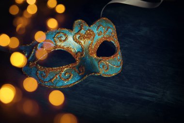 Şık mavi ve altın Venedik, mardi gras maskesi siyah arka plan üzerinde görüntü.