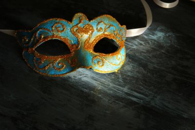 Şık mavi ve altın Venedik, mardi gras maskesi siyah arka plan üzerinde görüntü.