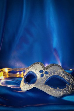 Zarif Venedik Maske mavi ipek arka plan üzerinde görüntü.