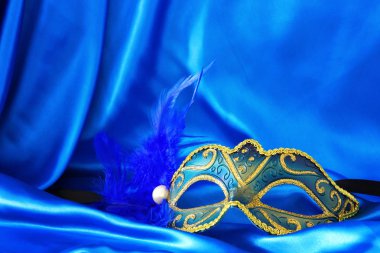 Zarif Venedik Maske mavi ipek arka plan üzerinde görüntü.