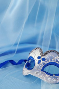 Narin zarif Venedik Maske mavi ipek ve tül kumaş arka plan üzerinde görüntü.