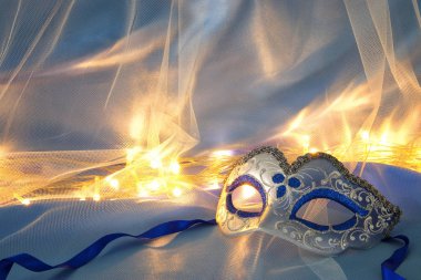Narin zarif Venedik Maske mavi ipek ve tül üzerinde görüntü