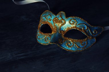 Şık mavi ve altın Venedik, mardi gras maskesi siyah arka plan üzerinde görüntü.