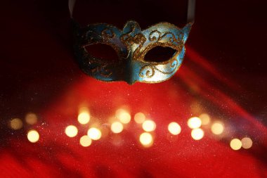 Şık mavi ve altın Venedik, mardi gras maskesi üzerinden kırmızı bir arka plan görüntüsü. Büyülü glitter ovrlay.