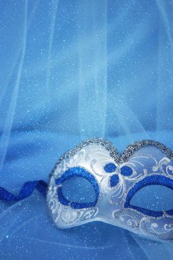 Narin zarif Venedik Maske mavi ipek ve tül kumaş arka plan üzerinde görüntü.