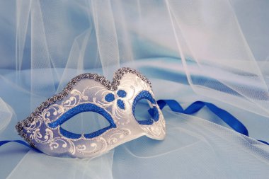 Narin zarif Venedik Maske mavi ipek ve tül kumaş arka plan üzerinde görüntü.