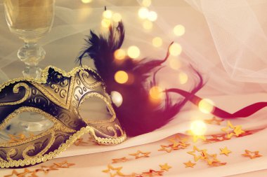 Zarif Venedik Maske ve şampanya altın üzerinden görüntü 