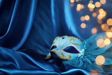 Zarif Venedik Maske mavi ipek arka plan üzerinde görüntü.