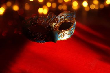 Şık mavi ve altın Venedik, mardi gras maskesi üzerinden kırmızı bir arka plan görüntüsü. Büyülü glitter ovrlay.