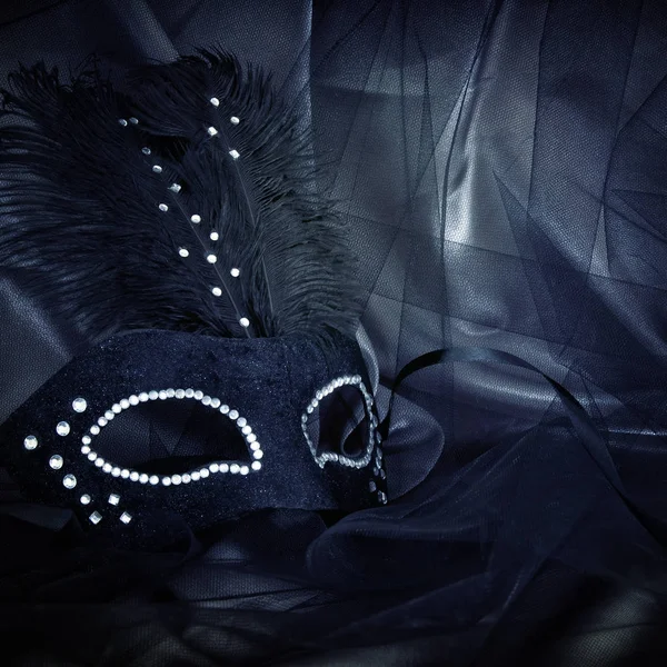 Image d'un élégant masque vénitien noir dramatique sur fond de tulle . — Photo