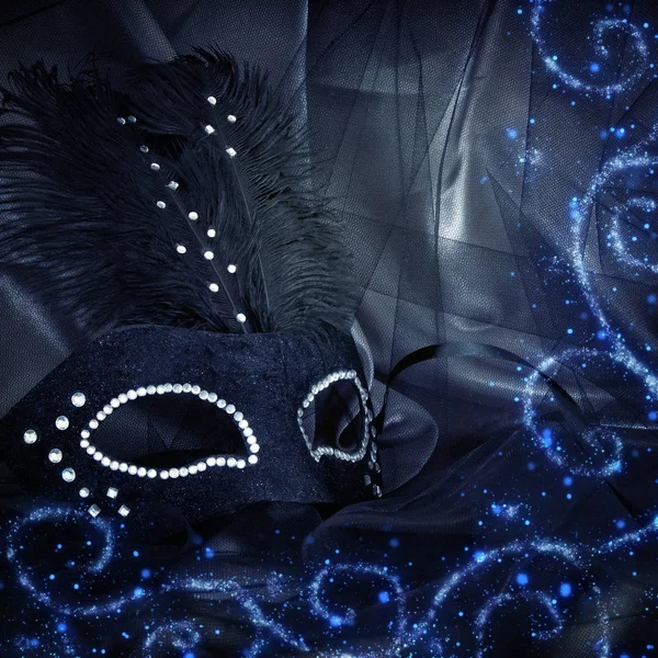 Image d'élégant masque vénitien noir dramatique sur fond de tulle — Photo