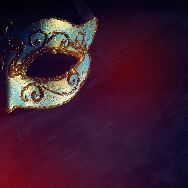Obrázek elegantní modré a zlaté benátské, mardi gras masku na černém pozadí. — Stock fotografie