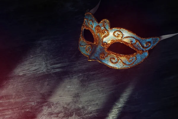 Immagine di elegante veneziana blu e oro, maschera mardi gras su sfondo nero . — Foto Stock