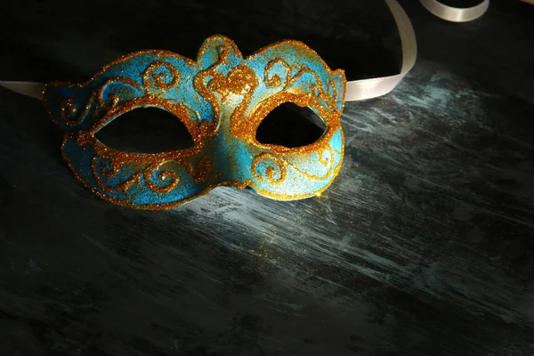 Wizerunek elegancki niebieski i złoty weneckim, mardi gras maski na czarnym tle. — Zdjęcie stockowe