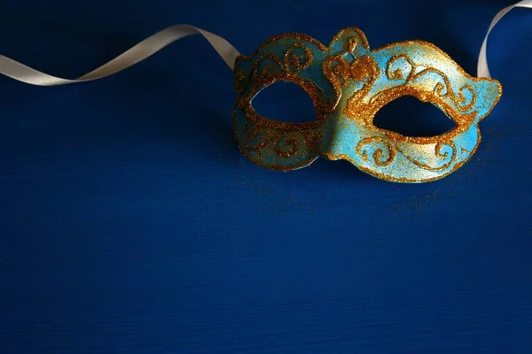 Bild von eleganten blauen und goldenen venezianischen, mardi gras Maske über blauem Hintergrund. — Stockfoto