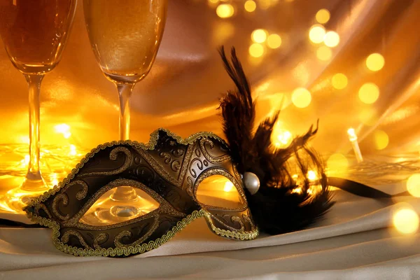 Image of elegant venetian mask and glasses of champagne over gol — Stock Photo, Image