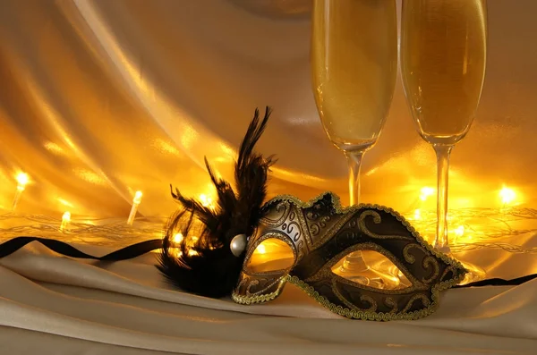Wizerunek eleganckiej weneckiej masce i okulary szampana nad gol — Zdjęcie stockowe
