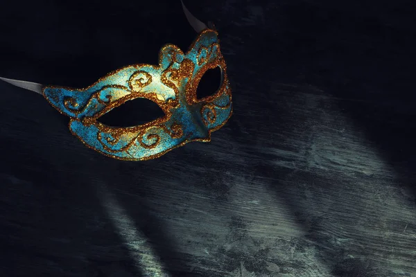 Immagine di elegante veneziana blu e oro, maschera mardi gras su sfondo nero . — Foto Stock