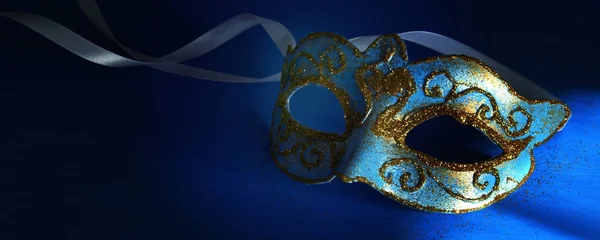 Image élégante vénitienne bleue et dorée, masque mardi gras sur fond bleu . — Photo