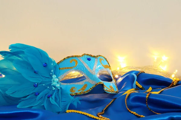 Immagine di elegante maschera veneziana su sfondo di seta blu . — Foto Stock