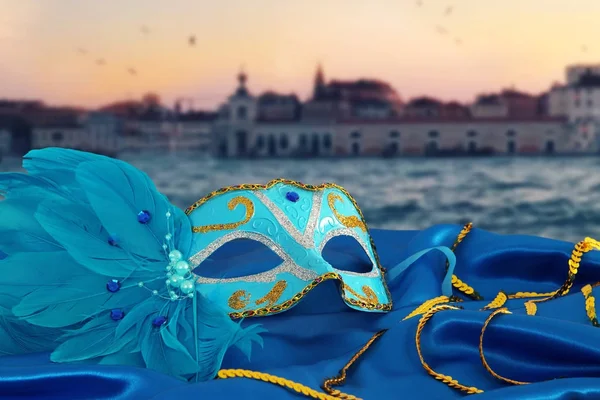 Imagem de máscara veneziana elegante em tecido de seda na frente de fundo embaçado Veneza . — Fotografia de Stock