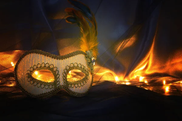 Afbeelding van elegante witte Venetiaanse masker op tulle achtergrond. — Stockfoto