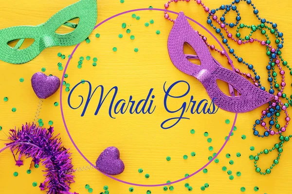 De foto van het bovenaanzicht van maskerade achtergrond. Flat lag. Mardi Gras viering concept. — Stockfoto