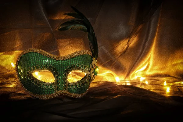 Зображення елегантної зеленої венеціанської маски на фоні тюлю . — стокове фото