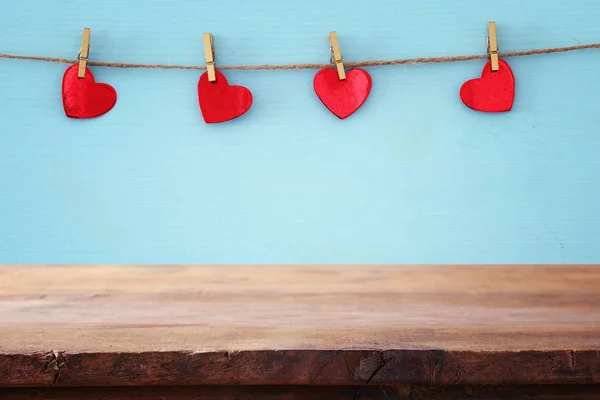 Valentines day background. hearts hanging in front of wooden background. product display backdrop. — Stock Photo, Image