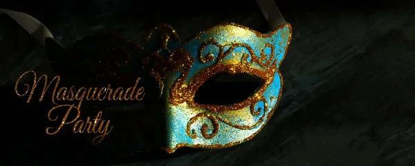 Εικόνα του κομψό μπλε και χρυσό Ενετικό, mardi gras μάσκα πάνω από το μαύρο φόντο. — Φωτογραφία Αρχείου