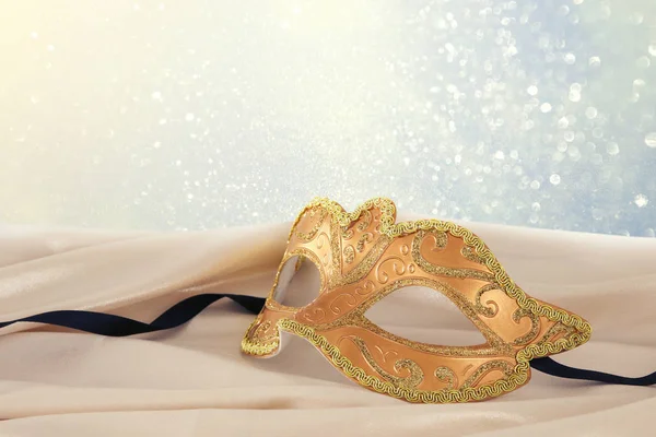 Gambar topeng emas venetian elegan lebih halus dari latar belakang kain sutra . — Stok Foto