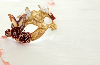 Hassas mavi zarif Venedik Maske üzerinde ahşap beyaz arka plan görüntü.