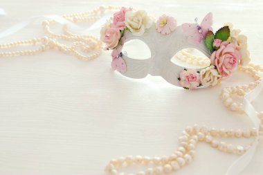 Hassas mavi zarif Venedik Maske üzerinde ahşap beyaz arka plan görüntü.