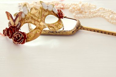 Hassas mavi zarif Venedik Maske üzerinde ahşap beyaz arka plan görüntü.