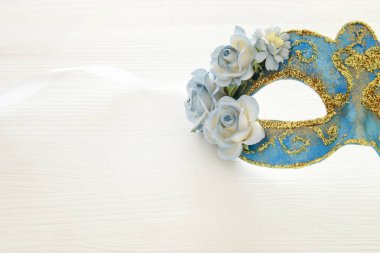 Hassas mavi zarif Venedik Maske üzerinde ahşap beyaz arka plan görüntüsü. Seçici odak.