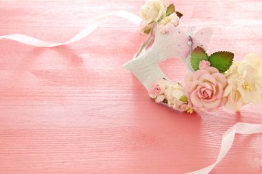 Narin zarif Venedik Maske üzerinde ahşap pembe arka plan görüntüsü. Seçici odak.