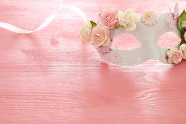 Image de masque vénitien élégant délicat sur fond rose en bois. Concentration sélective . — Photo