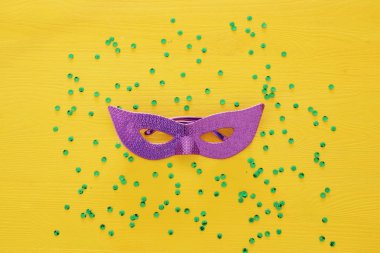 Üstten Görünüm maskeli balo palyaço arka plan görüntüsü. Düz yatıyordu. Purim kutlama kavramı (Yahudi karnaval tatil).