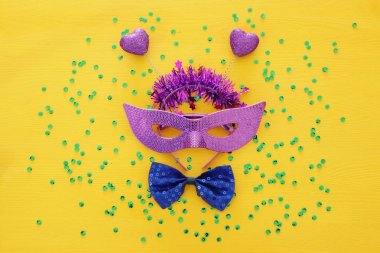 Üstten Görünüm maskeli balo palyaço arka plan görüntüsü. Düz yatıyordu. Purim kutlama kavramı (Yahudi karnaval tatil).