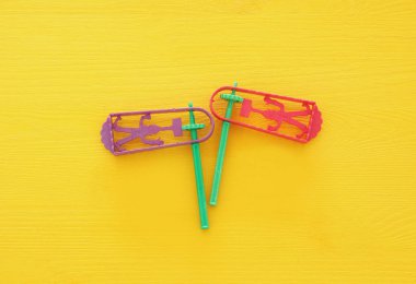 Purim kutlama kavramı (Yahudi karnaval tatil). Gürültü maker geleneksel oyuncak Üstten Görünüm.