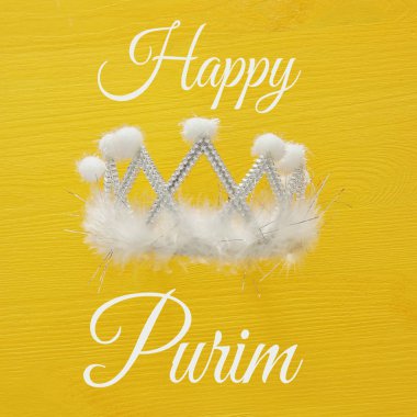 Beyaz partisi tacı üstten görünüm görüntüsü. Düz yatıyordu. Purim kutlama kavramı (Yahudi karnaval tatil)