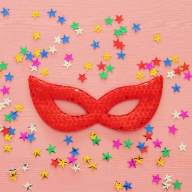 Üstten Görünüm maskeli balo palyaço arka plan görüntüsü. Düz yatıyordu. Purim kutlama kavramı (Yahudi karnaval tatil).