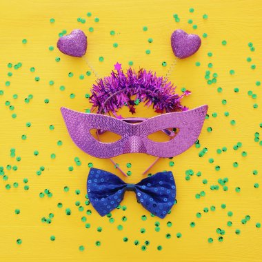 Üstten Görünüm maskeli balo palyaço arka plan görüntüsü. Düz yatıyordu. Purim kutlama kavramı (Yahudi karnaval tatil).