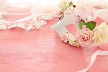 Narin zarif Venedik Maske üzerinde ahşap pembe arka plan görüntüsü. Seçici odak.