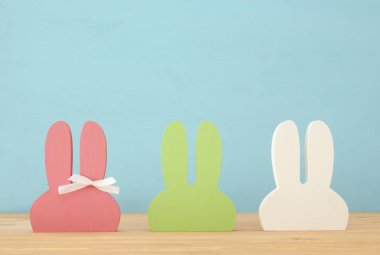 Şirin renkli ahşap tavşan kulakları arka plan üzerinde.