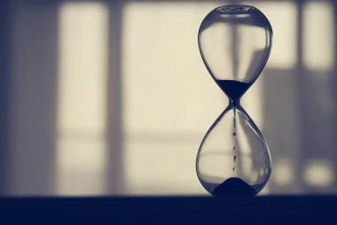 İş süreleri için zaman geçerken kum saati kavramı.