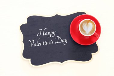 Sevgililer günü arka plan kırmızı fincan kahve ve kalp şekli köpük ile. Üstten Görünüm görüntü.