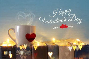 Sevgililer günü arka plan. Kahve veya çay ya da kahve içerken eski kitaplar.