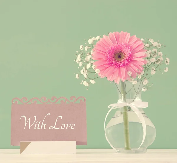 Image du concept de journée internationale des femmes avec une belle fleur dans le vase sur une table en bois . — Photo